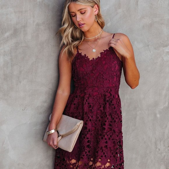 PICTURESQUE POCKETED CROCHET MIDI DRESS - BURGUNDY - Picture 6 of 9
